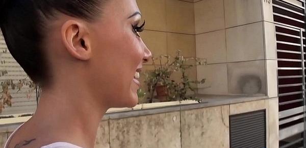 Lena steap-teaseuse aux gros seins se fait baiser par un joggeur [Full Video]